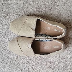 Excellent condition cream Toms, size 6